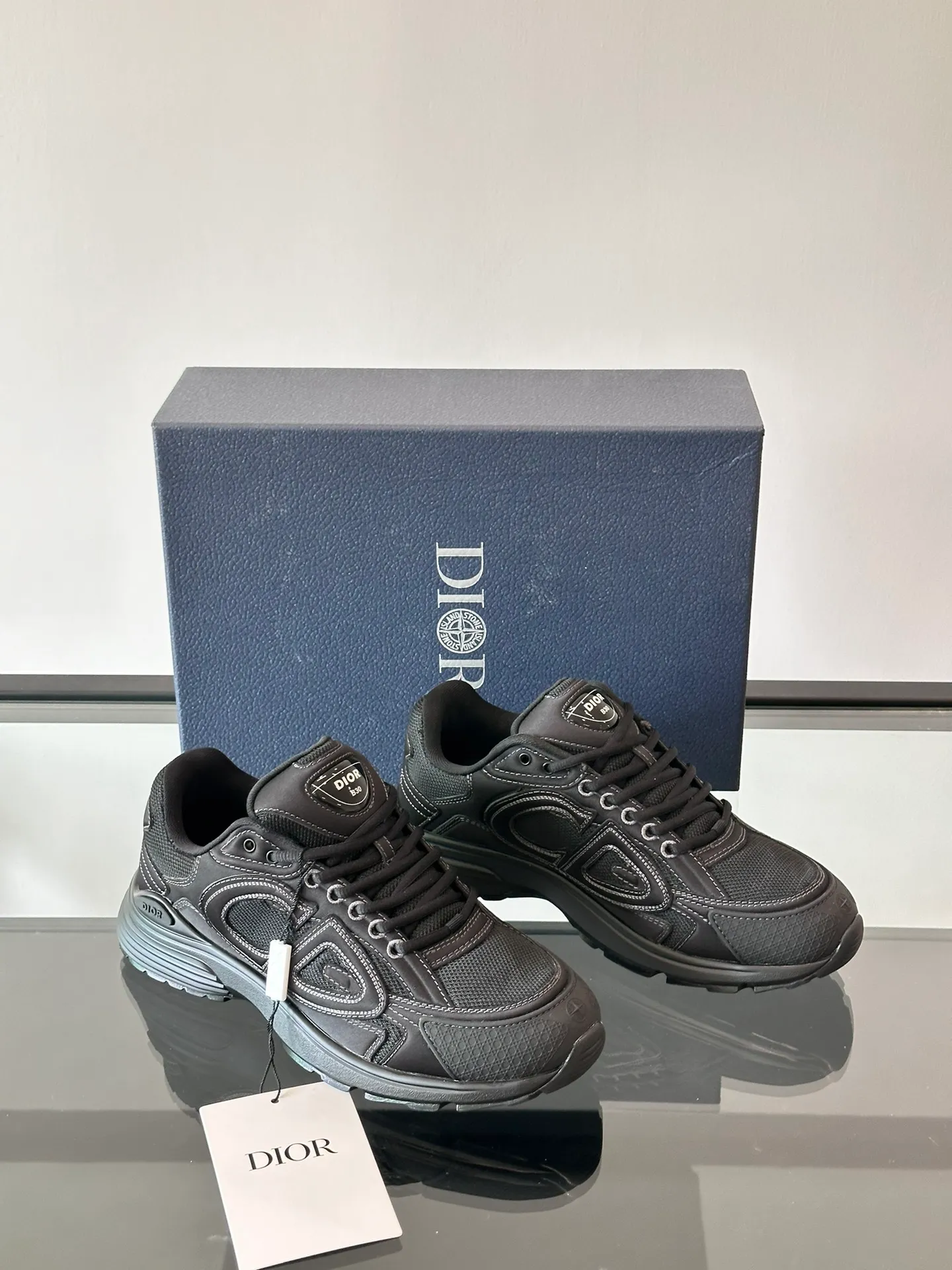 p400《Dio*》Dior B30 series sports shoes, multi-color mesh fabric and multi-color technical fabrics, this season's new B30 low-top sports shoes are one of the flagship styles of the series. Crafted from multicolor mesh and technical fabrics, it's finished with a reflective "CD30" graphic and silver-toned "DIOR B30" and "CD30" logos on the heel and tongue. An extra-light, sculpted rubber sole with signature accents adds style, while internal stretch details create ideal comfort. It can be matched with various casual styles to show a fashionable and modern sports style. Size: 38-44 (45-46 customized)